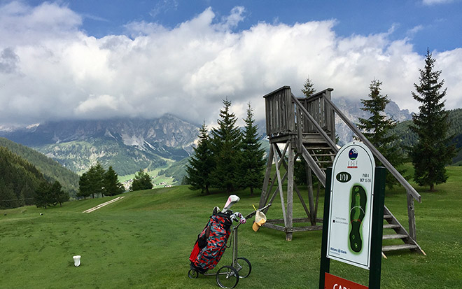 Mit ca. 1.700 Höhenmetern zählt der Golfplatz Alta Badia / Corvarra zu den höchstgelegenen Golfplätzen Europas. Fotocredit: Helen Siegel