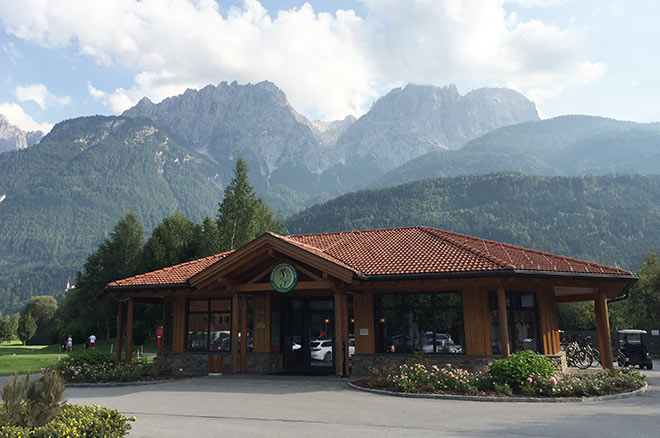 Dolomitengolf Greenfee-Haus und ProShop. Das Club-Restaurant liegt schräg gegenüber.