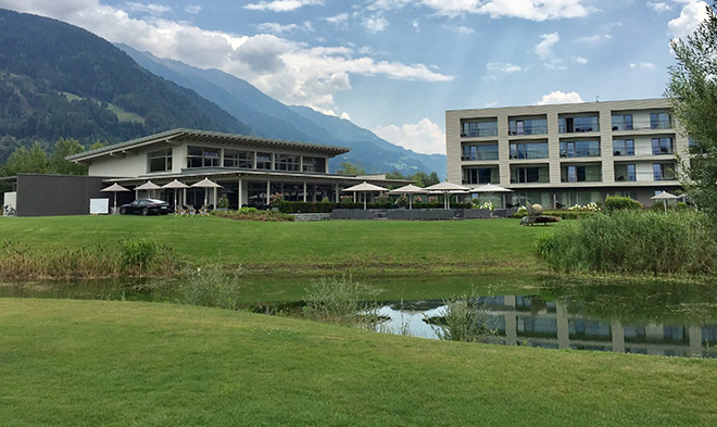 Auf Fairway 7 des Keuco-Course hat man Blick auf das 5-Sterne-Hotel Dolomitengolf Suites, wo man auch als Auswahl essen gehen kann. 