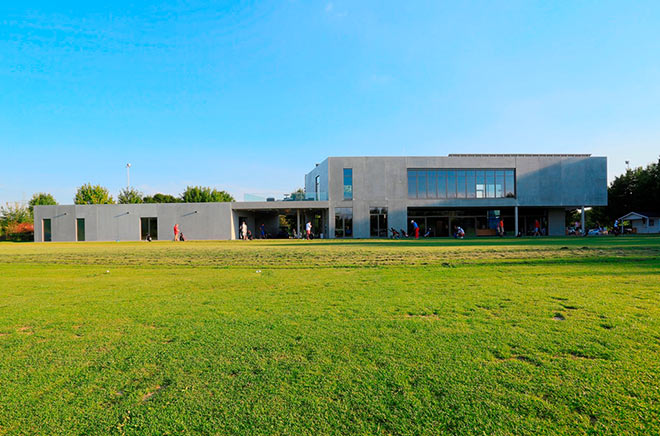 Blick auf Clubhouse und Driving Range vom New Golf Club Ulm. Fotocredit: Matthias Leo