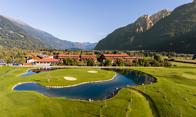 Dolomitengolf aus der Vogelperspektive