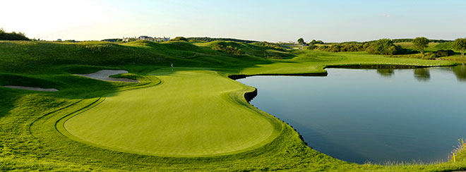 Bald Ryder Cup Feeling: Loch Nr. 1 des 'Le Golf National' Golfplatzes