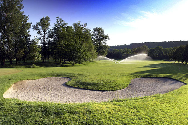 Der Platz bietet 18 sehr anspruchsvolle Bahnen mit engen Fairways und vielen Bäumen. Foto: Croara Golf Club