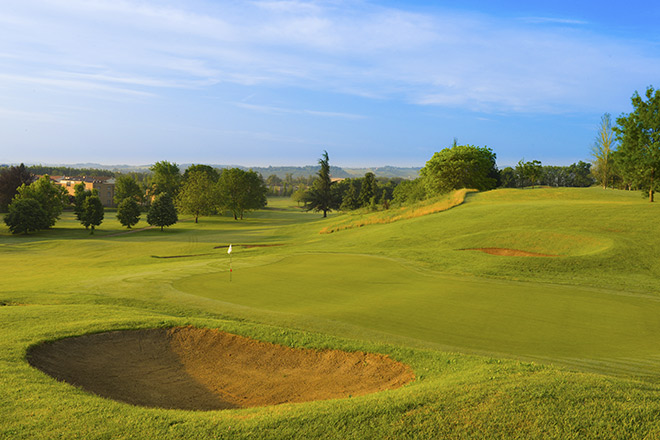 Schwere Bunker und ondulierte Grüns zeichnen neben seiner wunderschönen Landschaft den Golf Club La Rocca aus. Foto: Golf Club La Rocca