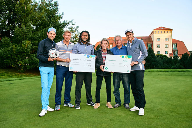 Golfspielende Fußballer sammeln Geld für Peter Maffay Stiftung. v.l.n.r.: Matthias Killing, Marko Rehmer, Patrick Owomoyela, Peter Maffay, Holger Witzig, Sebastian Kehl. Fotocredit: Georg Kruggel