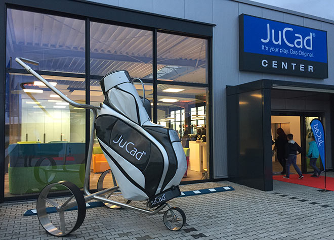 Auf 2.000 qm kann man jetzt in Limburg in die JuCad Golfwelt so richtig eintauchen. 