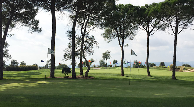 Auf der Trainingsanlage von PGA Catalunya kann man auch ohne Platzreife Golf spielen.