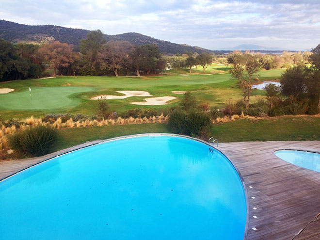 Vom Hotel-Außen-Pool schaut man direkt auf den Golfplatz!