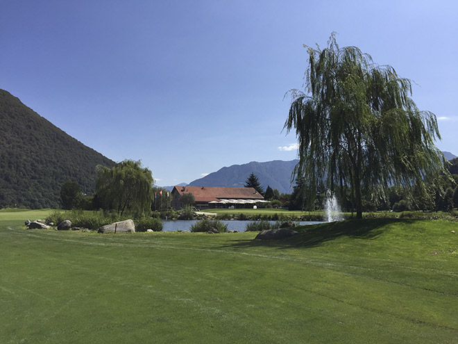 Blick zum Clubhaus. Der Golfclub Losone war vor einigen Jahren schwerer zu spielen, da viele Bälle hinter großen Steinen verschwanden. Jetzt ist dieser leichter zu spielen.