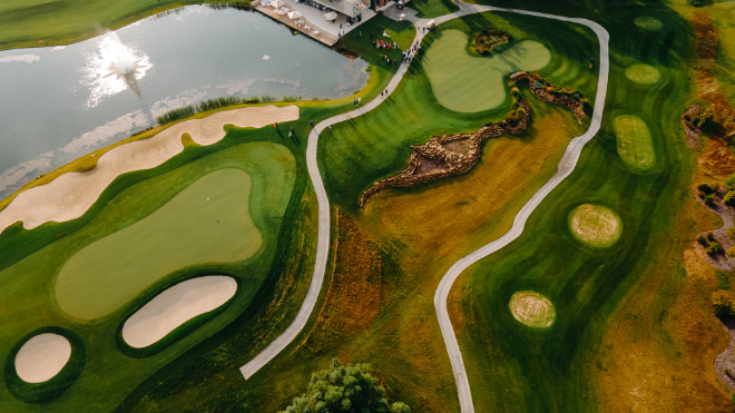 Das Putting-Grün liegt zwischen den Abschlagsboxen von Tee 1 und links dem Grün von Loch 18. Fotocredit: Zala Springs