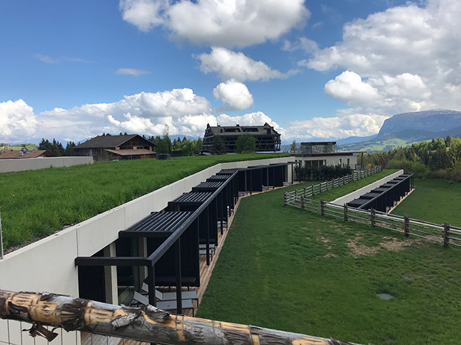 Blick auf die 18 Natursuiten Alpina mit eigenem Gartenbereich. Über einen Gang kommt man direkt ins Pfösl Hotel Haupthaus