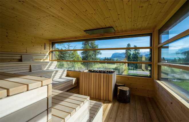 Panorama-Sauna mit Ausblick: Insgesamt gibt es acht verschiedene Saunen im Innen- und Außenbereich und speziell in dieser Sauna gibt es tolle Aufgüsse