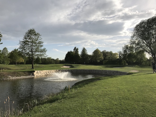 DER WEG ZU LOCH 4 im neuen Look - SPORTLICHER ABSCHLAG AUS 130 METERN Foto Y. Wirsing