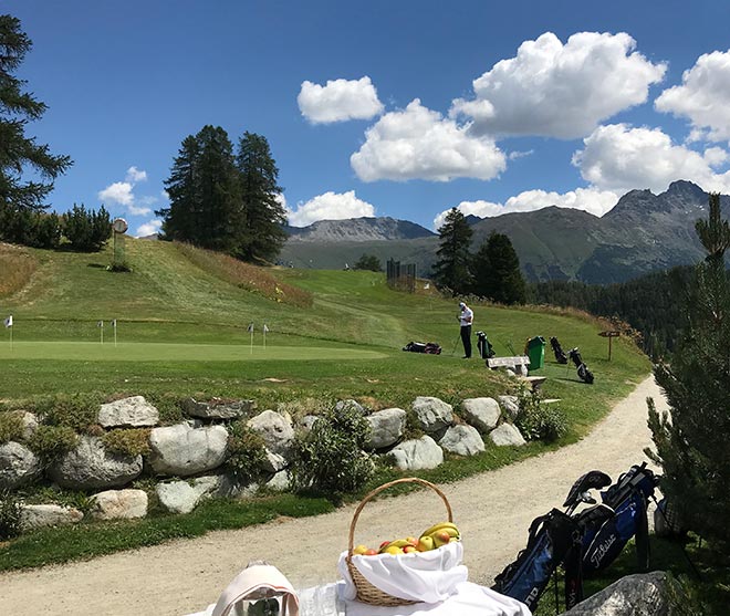 Nur zwei Gehminuten vom Kulm Hotel steht man am Abschlag des hoteleigenen 9-Loch Executive Golfcourse