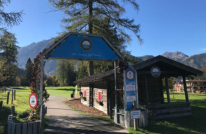 Wenn man das Kuhgatter zum Golfplatz-Loch Nr. 2 passiert, kommt man am historischen Clubhaus vorbei. 