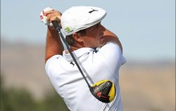 US-Golfer DeChambeau gewinnt PGA-Turnier und bricht mit einem Golf Vorurteil!