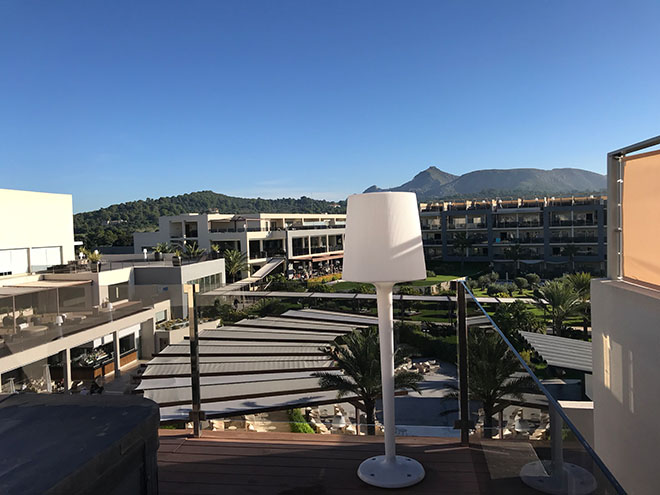 Blick von der privaten Dachterrasse eines Royal Terrace Apartments auf den Hotelkomplex