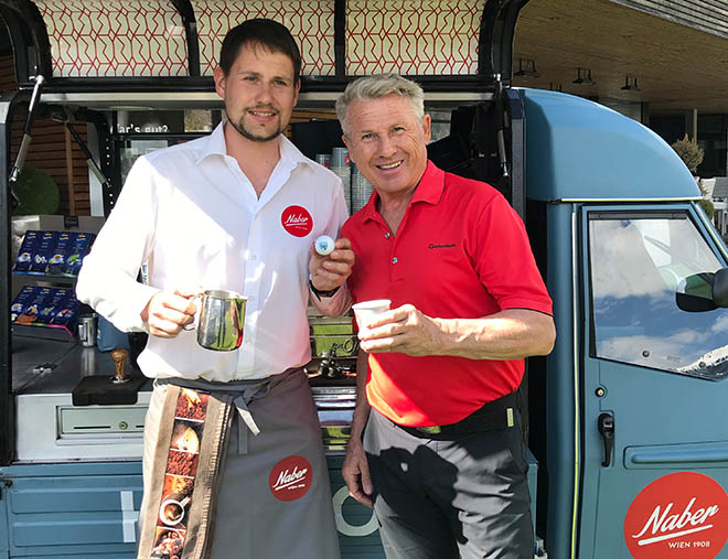 Es geht nichts über einen frisch zubereiteten Kaffee. Alfred Schweinsteiger ist natürlich auch ein Genießer!. Fotocredit: EG