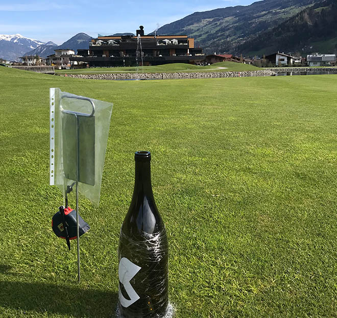 Abschlag übern Teich: Am Loch 10 war die Wein-Magnum auf 150 Meter gesteckt. 