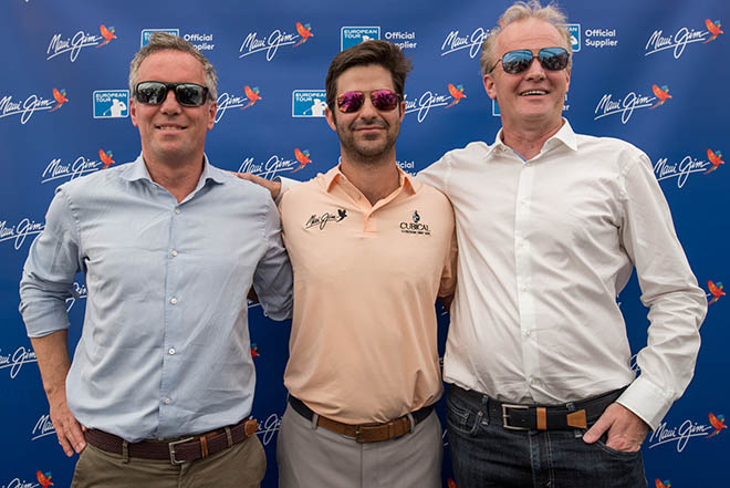 v.l.n.r.: Max Hamilton (Head of Commercial Partnerships von European Tour), der spanische Golfspieler und neuer Maui Jim Markenbotschafter Jorge Campillo, Martijn van Eerde (Director, Marketing Europe von Maui Jim)