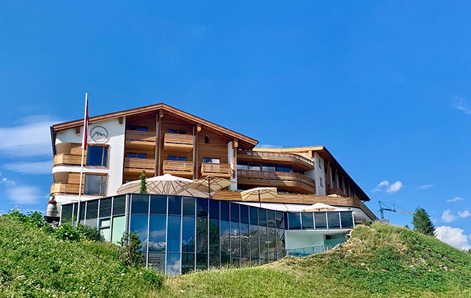 Die Außenfassade vom Hotel Goldener Berg wurde mit hellem Holz aus der Region verkleidet.