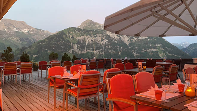 Bergpanorama zu jeden Tageszeit. Im Sommer wird auf der großen Hotel-Terrasse vom Hotel 'Goldener Berg' diniert.