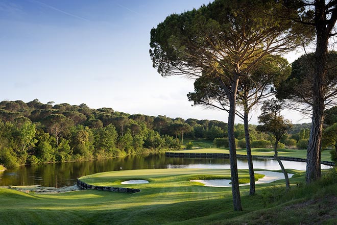 Das legendäre Loch 11 vom Stadium Course - PGA Catalunya. Foto: Steve Carr