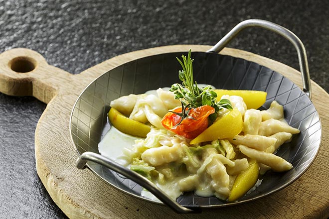 Empfehlung vom Küchenchef: 'Pizokel sind ähnlich wie Spätzle'. Er serviert sie als vegetarischen Gang - verfeinert mit Quark, pochiertem Safran und Thurgauer Birnen. Fotocredit: 