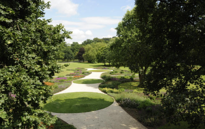 Ob er die Rasenpunkte den Greens nachempfunden hat? Der Piet Oudolf Garten vom Gräflicher Park Health & Balance Resort ist außergewöhnlich. 