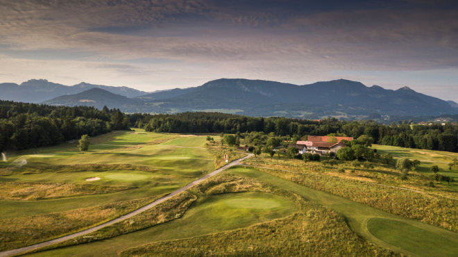 Drei Jahre lang wurde die Golfanlage Patting-Hochriesblick vom renommierten Architektenteam Dr. Hendrick Hilgert und Frank Pont von Infinite Variety vollständig neu gebaut. 2020 ist die erste Golfsaison für den Reversible-Golfplatz!