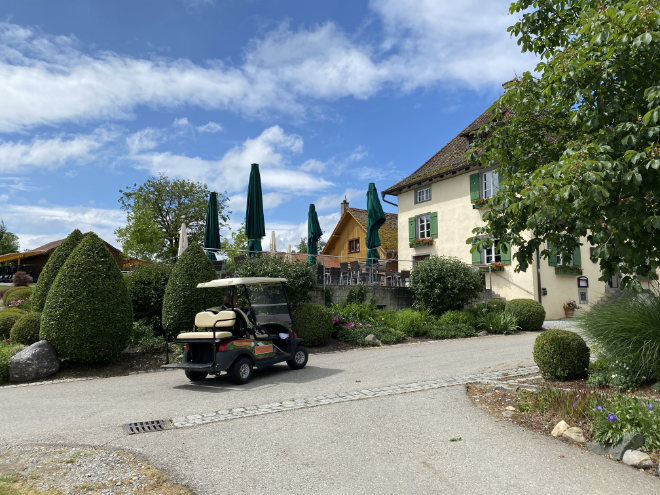 Gutshaus als Clubhaus ist immer chic. Von der großen Sonnenterrasse schaut man direkt aufs Grün. 