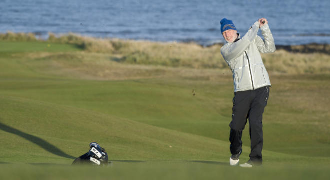 Im Royal Dornoch Golf Club in Schottland testete Lasse Kjus die innovative Wendejacke.