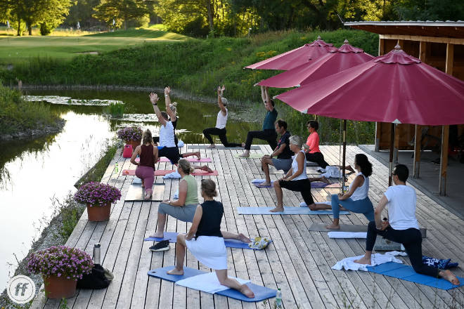 Ein naturnahes Urlaubsvergnügen vor der Haustür: Yoga im Golfclub auf dem Sonnendeck mit Eichenrieds Proette Katharina Böhm. Foto: Frank Föhlinger für Golfplatz Eichenried