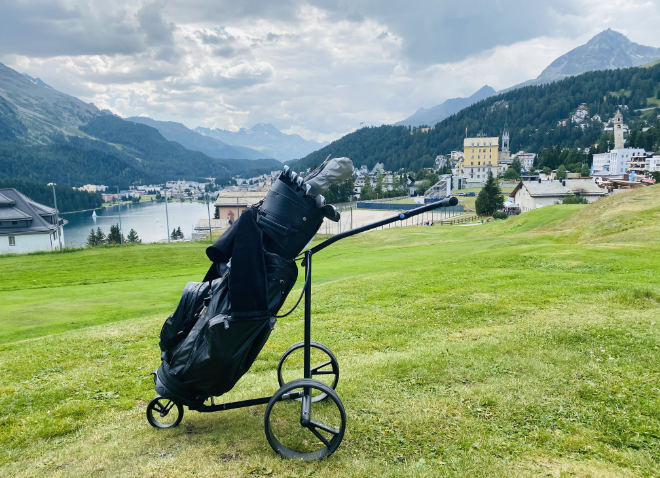 Von fast jedem Loch aus hat man spektakuläre Ausblicke auf die Engadiner Bergwelt. 1928 und 1948 waren die Kulm Fairways auch Schausplatz von zwei WinterOlympiaden!