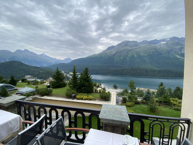 Fast überall vom Hotel aus hat man See-Sicht! Hier von der Sonnen-Frühstücks-Terrasse aus!