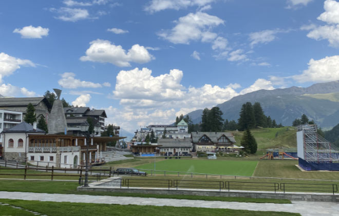 Der Blick vom KULM Hotel rüber zum Kulm Park und Kulm Golfplatz. Ein Mikrokosmos, wie er im Buche steht.