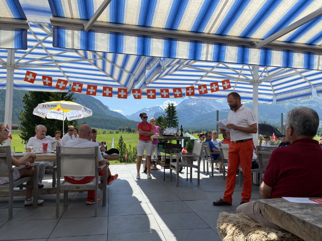 Dumeng Clavuot mit seiner Frau Anita übernahmen die Siegerehrung auf der Clubterrasse vom Engadiner Golfclub Samedan. Fotocredit: ExklusivGolfen