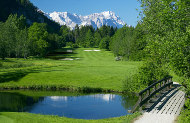 Bahn 14 mit traumhaften Bergblick. Fotocredit: Golfclub Garmisch-Partenkirchen e.V.