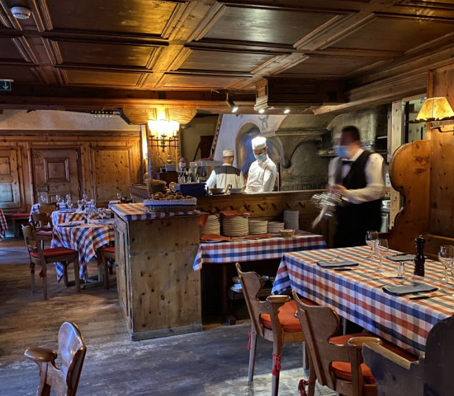 Chesa Veglia ist das älteste Bauernhaus in St. Moritz und ab 1935 ein Restaurant im Besitz des Palace Hotels. Hier gibt es für Golfer wichtige Kohlenhydrate: Von der Trüffel-Pizza bis zur Pasta. Fotocredit: Yvonne Wirsing