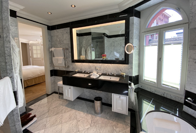 Alle Badezimmer im Badrutt's Palace Hotel sind mit edlem Marmor. 