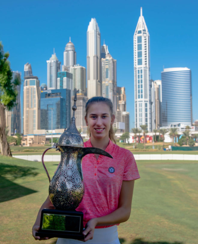 Chiara posiert mit der Dallah Trophy.