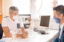 Rückenschmerzen: Neue Operationsmethoden vs. Rückentraining