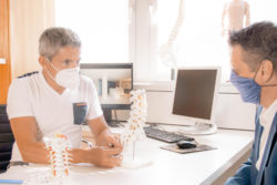 Rückenschmerzen: Neue Operationsmethoden vs. Rückentraining