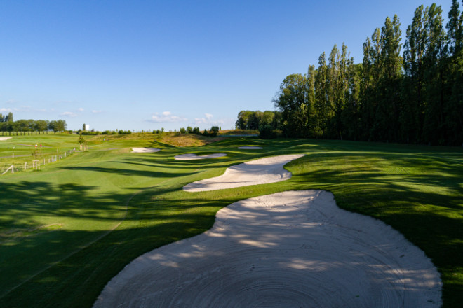 Loch 14 vom Fruit Garden Course von Golf Saint Apollinaire zeigt die schöne Golfplatzarchitektur. 