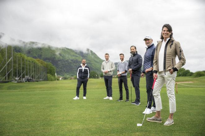 Uschi und Dieter Müller (beide rechts außen) trainieren selbst in der PGA Premium Golfschule, welche zum Resort Das Achental gehört. Edip Sipl (li.) hat schon trainiert. Fotocredit: Das Achental