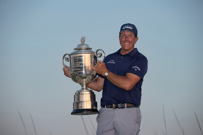 Phil Mickelson holt sich die Wanamaker Trophy bei Ausgabe 103 der PGA Championship. Fotocredit: Rolex/Simon Brut