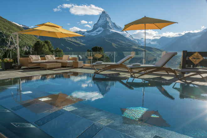 Höchstgelegener Aussenpool Europas mit 35° Wassertemperatur, 8,4m x 4m, mit Sprudelliegen und -sitzen und Blick zum Matterhorn. Fotocredit: Riffelalp Resort