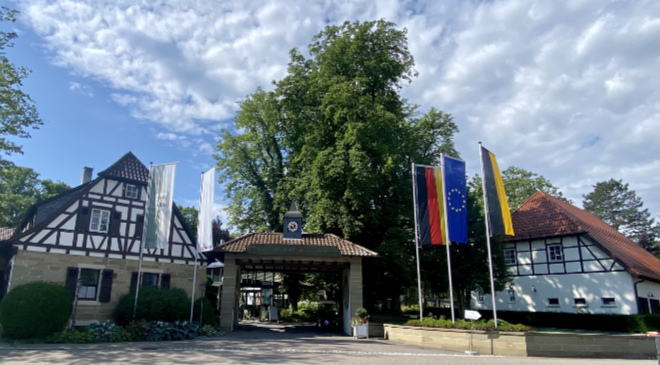 Die Hotel-Individualität wird einem bereits beim Check-In bewusst. Im linken Gebäude findet sich das Restaurant 'Jägerstube'. Rechts sind die Zimmer Gartenhaus im englischen Landhaus-Stil eingerichtet.