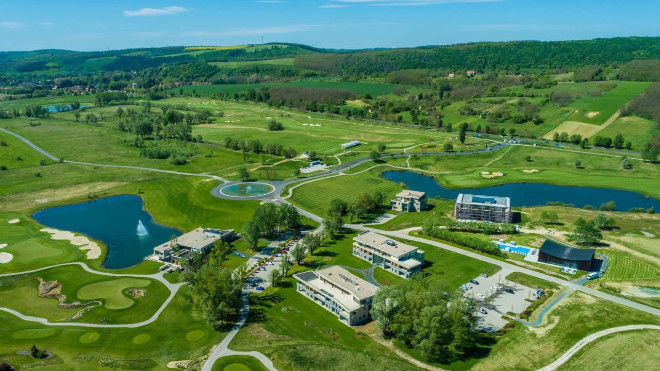 Zala Springs Golf Resort im Überblick (Stand Sommer 2021): Links Clubhouse. Ganz rechts: Thermal Boutiqe Spa. Zwei Apartmenthäuser am See und ein Apartmenthaus am Golfplatz. Außerdem das Hotel. Fotocredit: Zala Springs Golf Resort