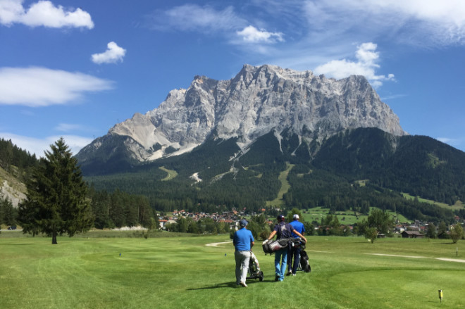 In Ehrwald gibt es den 9-Loch-Golfplatz 'Tiroler Zugspitz Golf'. Mit Championship-Golfplätzen nicht vergleichbar, dafür eine grandiose Aussicht auf die Zugspitze. Fotocredit: EG